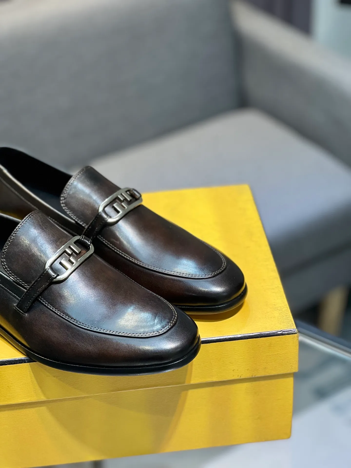 Men's shoes 💰940 [FENDI] Fendi men's business casual leather shoes imported brand cloth/calf leather/open edge beads/brand logo printing -Inner lining: comfortable cowhide lining -Outsole: genuine leather outsole with rubber backing embedded in the heel, perfect injection molding -Super high quality control·Fine workmanship: highlighted (high-end·luxury·grade) -Size: 39-44.38.45.46 Customized, non-returnable